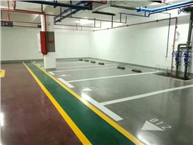 使用混凝土染色劑的地下停車場(chǎng)