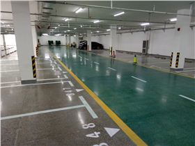 使用混凝土染色劑的地下停車場(chǎng)